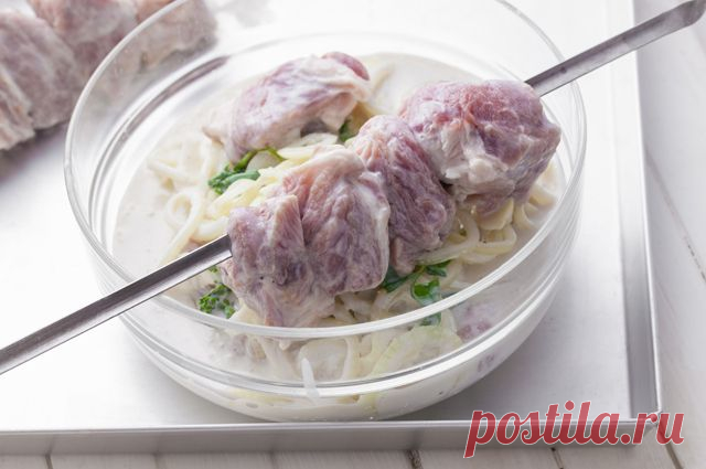 Секреты нежного мяса. Топ-8 шашлычных маринадов Секрет нежного мяса таится в правильно подобранном маринаде и специях. Чтобы не жевать резину с шампуров, попробуйте следующие универсальные рецепты.
