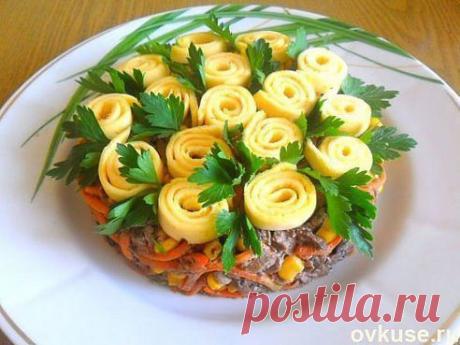 Салатик &quot;Обжорка&quot; 
Ингредиенты: 200-250 г куриной печени (отварить или пожарить в небольшом количестве раст. масла, охладить и нарезать тоненькой соломкой); 150-200 г свежих шампиньонов (нарезать небольшими кусочками и обжарить с луком, охладить); 1 банка консервированной кукурузы; морковь по-корейски 
Все ингредиенты соединить, заправить майонезом, перемешать. (Как вариант – исключить грибы и добавить в салатик нарезанный тонкой соломкой омлет, приготовленный из 3 яиц и молока).