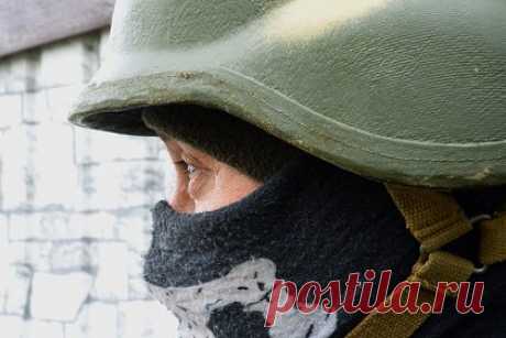 Каски и бронежилеты раздали жителям российского региона. Курьерам из Белгородской области раздали каски и бронежилеты. Об этом в своем Telegram-канале сообщила член Совета по правам человека Марина Ахмедова. Общественница опубликовала снимок курьера на фоне сетевого магазина — мужчина одет в камуфляжные каску и бронежилет, а его лицо скрывает балаклава.