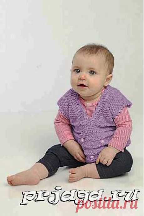 Вязаная детская жилетка