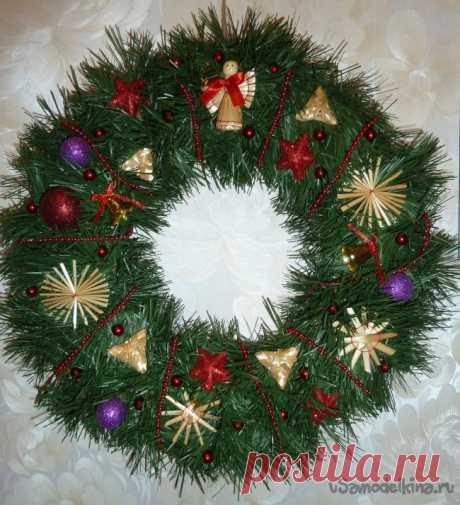 Новогодний венок из искусственных еловых веточек