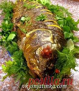 Карп запеченный в духовке - рецепт с фото