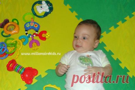 Ребенок 4 месяца: развитие, что должен уметь, реакция на мир. У мам грудничков всегда возникает вопрос: &quot;Что должен уметь малыш на определенном этапе времени?&quot;. И действительно существуют нормы, с которыми не мешает сверяться. Конечно все малыши индивидуальны и не стоит &quot;помогать&quot; им, если навык не освоен в назначенный день. Но если отставание более месяца, это повод для консультации с педиатром. Читаем и сверяемся!