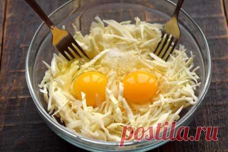 Ужин из капусты и яиц Рецепт вкусного блюда быстрого приготовления из простых и бюджетных продуктов. Жарим в масле лепешку на основе белокочанной капусты и яиц, для скрепления компонентов добавляем немного муки. Блюдо получается очень ароматным, имеет румяную корочку сверху и сочную внутренность. Лепешку нарезаем на порционные кусочки, подает на стол, дополнив сметаной. Великолепный вариант для сытного семейного завтрака или ужина.