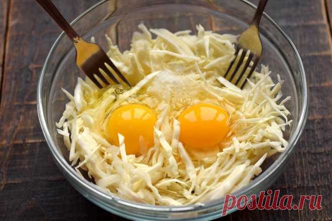 Ужин из капусты и яиц Рецепт вкусного блюда быстрого приготовления из простых и бюджетных продуктов. Жарим в масле лепешку на основе белокочанной капусты и яиц, для скрепления компонентов добавляем немного муки. Блюдо получается очень ароматным, имеет румяную корочку сверху и сочную внутренность. Лепешку нарезаем на порционные кусочки, подает на стол, дополнив сметаной. Великолепный вариант для сытного семейного завтрака или ужина.