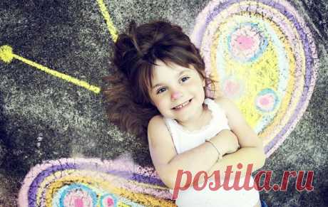 Где нет детства, нет и зрелости. Франсуаза Дольто 

В психологии можно встретить понятие «психологический возраст». Который часто может не совпадать с физическим. Такое несовпадение может быть как временным, так и постоянным. 
В первом случае речь идёт о регрессии, во втором – об инфантилизме. Т.е., иначе говоря, либо Взрослый в отношениях становится Ребёнком (Э. Бёрн), либо изначально в эти отношения вступает не взрослый и незрелый человек. 
Каждый человек когда-то был ребенком...