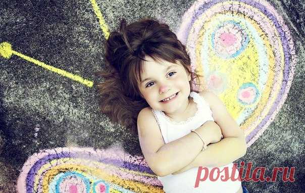 Где нет детства, нет и зрелости. Франсуаза Дольто 

В психологии можно встретить понятие «психологический возраст». Который часто может не совпадать с физическим. Такое несовпадение может быть как временным, так и постоянным. 
В первом случае речь идёт о регрессии, во втором – об инфантилизме. Т.е., иначе говоря, либо Взрослый в отношениях становится Ребёнком (Э. Бёрн), либо изначально в эти отношения вступает не взрослый и незрелый человек. 
Каждый человек когда-то был ребенком...