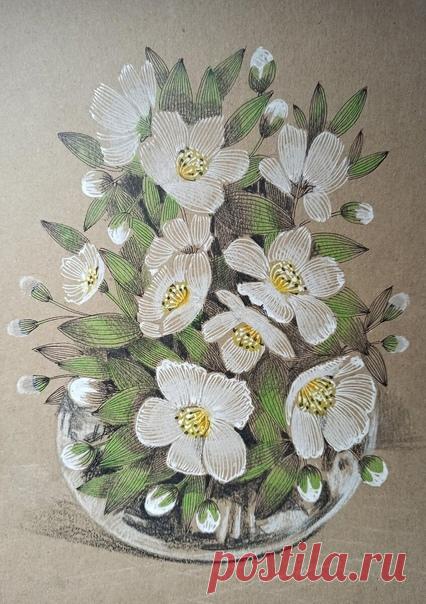 Рисуем цветы жасмина на крафтовой бумаге

Жасмин - символ женственности, грации, привлекательности. Король ароматов. Аромат передать, к сожалению не получится, попробуем нарисовать этот изящный, трепетный цветок.

Для работы Вам потребуется: 
-крафтовая бумага; 
-простой карандаш(нв); 
-два линера(белый и черный); 
-цветные карандаши; 
-ластик.