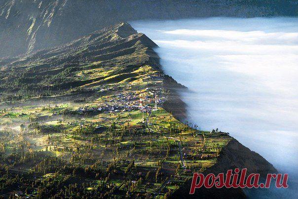 Деревня на склоне вулкана Бромо, остров Ява, Индонезия