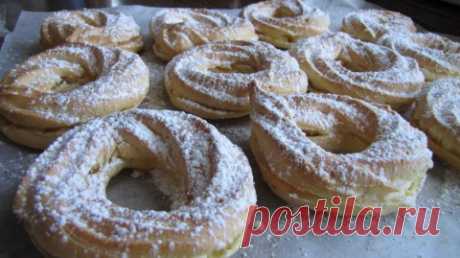 Вкусно и красиво
на 12 шт :
 140 мл воды 75 г масла, щепотка соли ,150 г муки ,4 яйца 
 КРЕМ:175 г масла, 70 г сах. пудры ,1 пак ван сахара, 70 г сгущ молока, 250 г творога, 1 ст. л. коньяка (по желанию)