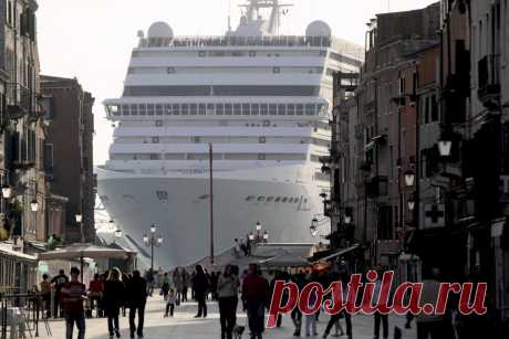 лайнер входит в Венецию