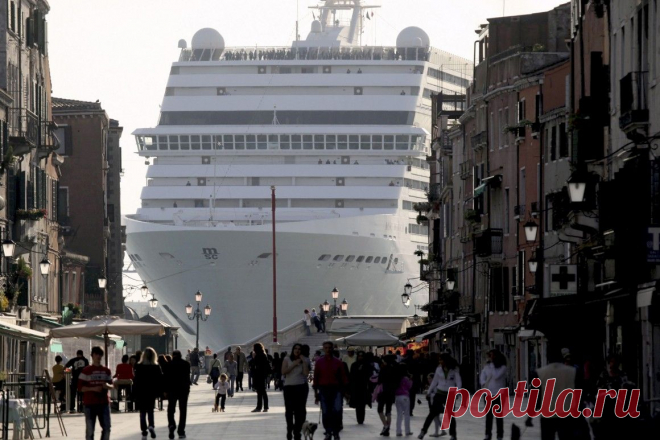 лайнер входит в Венецию