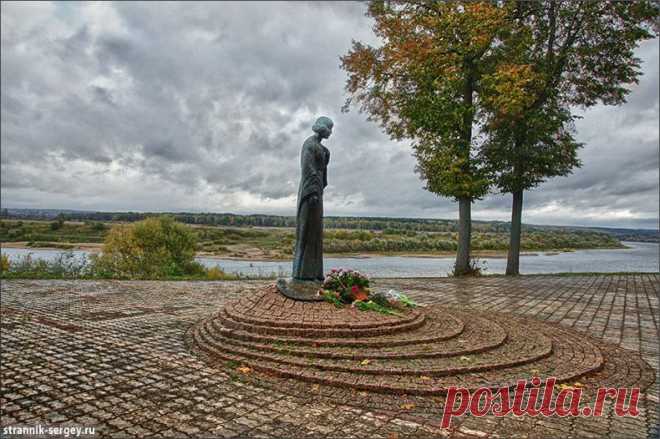 Таруса – удивительный уголок России, расположенный в 130 км к югу от Москвы, на высоком берегу Оки в месте впадения реки Таруска.
В чем сила притяжения Тарусы?
