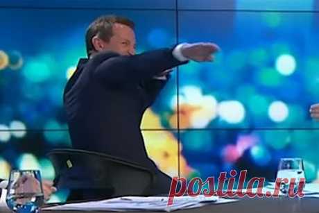 Телеведущий упал со стула в прямом эфире и рассмешил коллег. Ведущий австралийского телевизионного шоу The Project, популярный в стране комик Рав МакМанус упал в прямом эфире и рассмешил коллег. «Вот почему когда телеведущие говорят &quot;мы скоро вернемся&quot;, вам не стоит переключать на другой канал», — сыронизировал он, обращаясь к зрителям и комментируя случившееся.