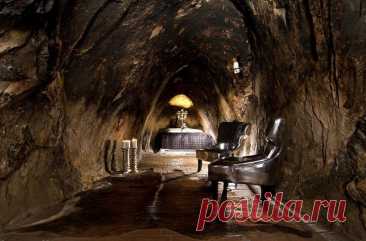 Необычные подземные отели в разных странах | Журнал "JK" Джей Кей Sala Silvermine, Сала, Швеция Глубже всего под землей расположен отель в шведском городе Сала. Чтобы поселиться в его номерах, вам придется опуститься на полторы сотни метров! 2. Desert Cave Hotel, Кубер-Педи, Австралия Из 50 номеров 19 находятся под землей. Вас будут окружать грубые каменные стены, но во всех комнатах есть современные телевизоры и wi-fi. 3. Kelebek Cave