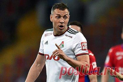 Дзюба высказался о хейтерах. Нападающий московского «Локомотива» Артем Дзюба высказался о хейтерах. Футболист заявил, что не видит смысла отвечать критикам, так как это они следят за ним, а не он за ними. «Часто слышу истории, когда кто‑то говорит что‑то про меня. В лицо мне всегда все улыбаются, здороваются и заигрывают», — рассказал он.