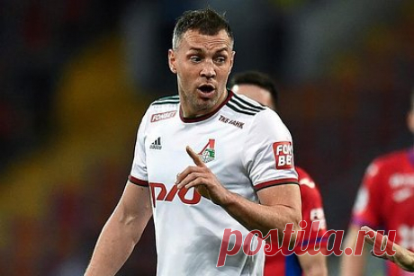 Дзюба высказался о хейтерах. Нападающий московского «Локомотива» Артем Дзюба высказался о хейтерах. Футболист заявил, что не видит смысла отвечать критикам, так как это они следят за ним, а не он за ними. «Часто слышу истории, когда кто‑то говорит что‑то про меня. В лицо мне всегда все улыбаются, здороваются и заигрывают», — рассказал он.