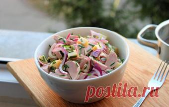 Швейцарский салат Швейцарский салат - это очень вкусное блюдо. Хоть и состоит он всего из трех ингредиентов: колбасок, сыра Грюйер и красного лука; попадая на стол этот салат разлетается по тарелкам в один миг. Обязате…