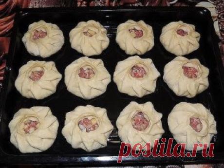 ВКУСНЕЙШИЙ и НЕЖНЕЙШИЙ "Вак балиш" 
Вам потребуется:
Мука - 700 гр.,
Масло сливочное - 250 гр.,
Кефир - 500 мл.,
Сода чайная - 1 ч.л.,
Соль - 1 ч.л.
Начинка:
Говядина (мякоть) - 0,5 кг.,
Картофель (средний) - 7 шт.,
Лук репчатый - 3 шт.,
Соль, перец черный молотый - по вкусу
Для бульона:
Вода - 300 мл.,
Масло сливочное - 50 гр.
Соль - 1/3 ч.л.
Для смазывания пирогов - 1 яйцо.
Как готовить:
1. В чашку всыпать 700 гр. муки. Натереть(туда же) на тёрке холодное сливочное масло...