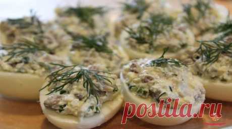 Яйца, фаршированные селедкой такая вкусная закуска. Я ее попробовала совершенно недавно, и так удивилась почему сама не додумалась до такого блюда