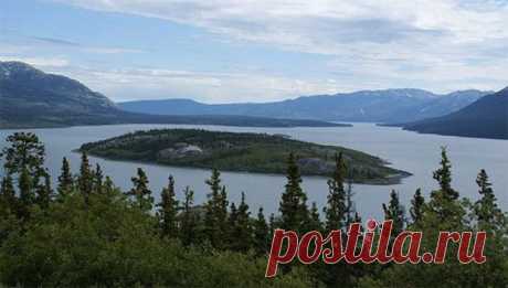 Метеорит озера Тагиш

В январе 2000 года большой огненный шар врезался в землю возле озера Тагиш в Британской Колумбии. Сразу после удара местные жители почувствовали сильный запах серы в воздухе. Метеорит очень заинтересовал ученых, потому что, хотя они не смогли точно определить его происхождение, состав его напоминал не что иное, как … Солнце (за исключением газообразных соединений).