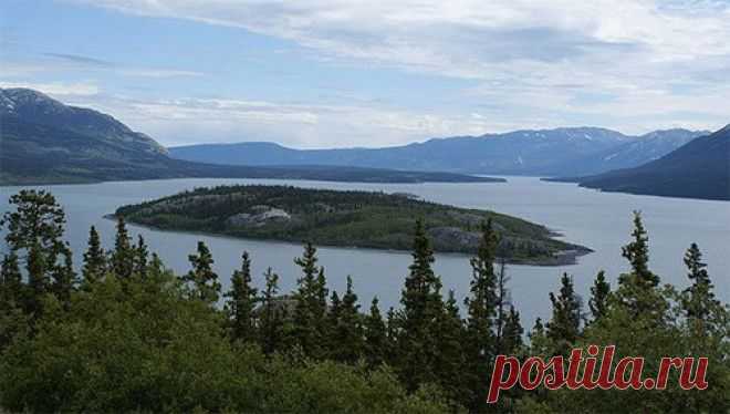 Метеорит озера Тагиш

В январе 2000 года большой огненный шар врезался в землю возле озера Тагиш в Британской Колумбии. Сразу после удара местные жители почувствовали сильный запах серы в воздухе. Метеорит очень заинтересовал ученых, потому что, хотя они не смогли точно определить его происхождение, состав его напоминал не что иное, как … Солнце (за исключением газообразных соединений).