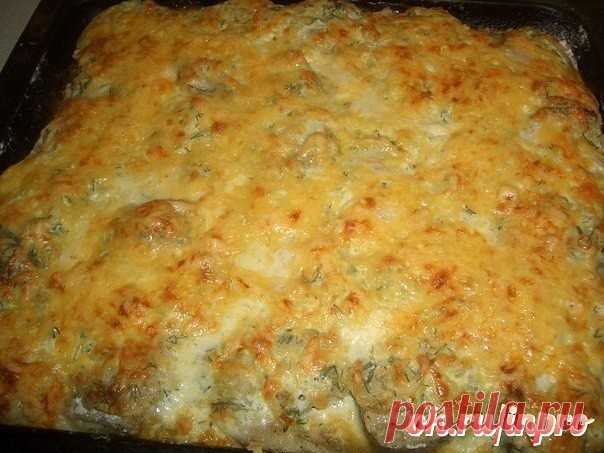 Рыба, запеченная в сметане

Ингредиенты:

- 2 кг рыбы (хек, минтай)
- 3 головки лука
- 2 яйца
- 150 г сыра твердых сортов
- 400 г сметаны
- растительное масло
- мука
- маленький пучок укропа
- специи, соль и горчица по вкусу

Приготовление:

1. Рыбу помыть, почистить, нарезать небольшими кусочками.
2. Сделать панировку: в плоское блюдо насыпать муку, соль, специи и перемешать.
3. В панировке обвалять кусочки рыбы и выложить на противень с бортиками.
4. Нарезать лук полукол...