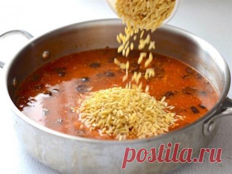 Окорочка запеченные в духовке с рисом 4 куриных бедрышка с косточками и кожей; соль и перец (черный или красный) – по вкусу; 1 ст. ложка растительного масла; 4 зубчика чеснока; 1 банка (350 мл) консервированных нарезанных помидоров; 10 черных оливок без косточек; 0,5 ч. ложки хмели-сунели; 2 чашки куриного бульона; 1 стакан длиннозерного риса; маленький пучок петрушки (по желанию). 1. Вымойте в проточной воде куриные бёдрышки и просушите их бумажным полотенцем. Затем посыпьте с обеих сторон…