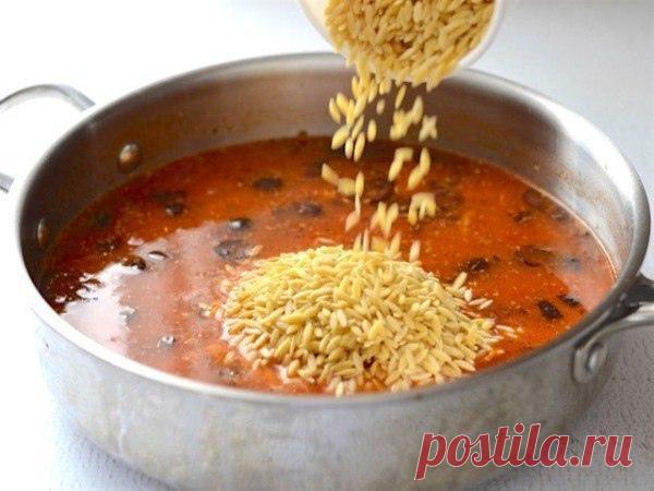 Окорочка запеченные в духовке с рисом 4 куриных бедрышка с косточками и кожей; соль и перец (черный или красный) – по вкусу; 1 ст. ложка растительного масла; 4 зубчика чеснока; 1 банка (350 мл) консервированных нарезанных помидоров; 10 черных оливок без косточек; 0,5 ч. ложки хмели-сунели; 2 чашки куриного бульона; 1 стакан длиннозерного риса; маленький пучок петрушки (по желанию). 1. Вымойте в проточной воде куриные бёдрышки и просушите их бумажным полотенцем. Затем посыпьте с обеих сторон…