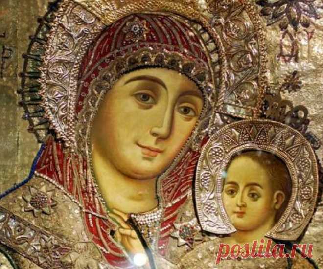 Икона Божьей Матери «Вифлеемская»: история, значение, в чем помогает и как молиться? Вифлеемская икона Божией Матери — одна из самых чудодейственных икон Девы Марии. Вифлеемская икона Божией Матери известна по всему миру. Хранится в соборе Рождества Христова в Вифлееме. Особенностью иконы есть то, на ней Дева Мария представлена улыбающейся.