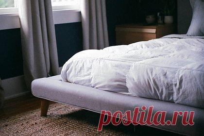 Тиктокерша дала совет по стирке одеял без стиральной машины. Тиктокерша @shellslittlehome дала совет по стирке одеял без стиральной машинки. По ее словам, она наливает достаточное для обычной стирки количество моющего средства и кондиционера в ванну с водой, размешивает деревянной ложкой и добавляет немного пятновыводителя, а после замачивает одеяло на два часа.