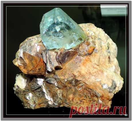 минерал ТОПАЗ находится в минералогическом музее села Мурзинка, Пригородного района Свердловской области