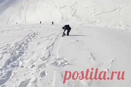 Лавина накрыла сноубордистов на горнолыжном курорте России и попала на видео. Лавина сошла в горах Хакасии, накрыла сноубордистов и попала на видео. Инцидент произошел на горнолыжном курорте Приисковый. На кадрах видно, что лавина сошла неожиданно и несколько райдеров оказались под снегом. На катающихся были специальные маячки-биперы, благодаря которым их удалось найти/