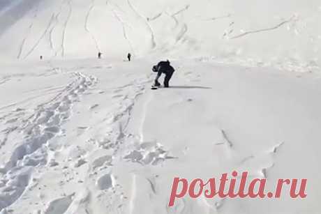 Лавина накрыла сноубордистов на горнолыжном курорте России и попала на видео. Лавина сошла в горах Хакасии, накрыла сноубордистов и попала на видео. Инцидент произошел на горнолыжном курорте Приисковый. На кадрах видно, что лавина сошла неожиданно и несколько райдеров оказались под снегом. На катающихся были специальные маячки-биперы, благодаря которым их удалось найти/