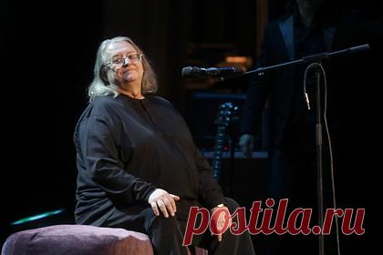 Первый канал ответил на вопрос о показе шоу «Голос» после смерти Градского. На Первом канале продолжатся показы шоу «Голос» в память о наставнике программы Александре Градском. «Мы считаем своим долгом довести 10 сезон "Голоса" до конца», — говорится в сообщении пресс-службы и уточняется, что решение о форме проведения финальных выпусков будет принято в ближайшее время.