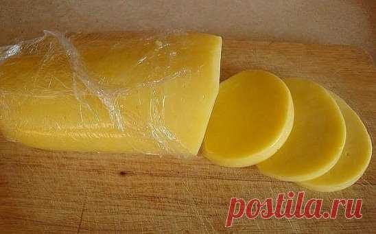 Готовим сегодня -свой домашний сыр. Не хуже импортного!
Сохраните  себе в копилку !
Домашние сыры - 6 рецептов приготовления. 
Ароматный домашний сыр 
Ингредиенты:
1л кефира
1л молока
6 яиц
4 ч. ложки соли (или по вкусу)
1/3 ч. ложки красного острого перца
щепотка тмина
1 зубчик чеснока
небольшой пучок разной зелени: укроп, кинза, зелёный лук
Приготовление:
1. В кастрюлю вылить молоко и кефир, поставить на плиту. Не доводя до кипения, влить тонкой струйкой в горячую молочно-кефирную смесь слег