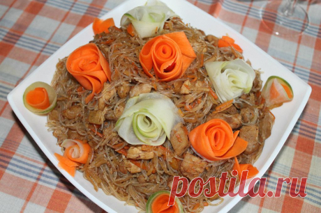 ФУНЧОЗА С КУРИЦЕЙ ! **Вермишель Фунчоза 200г залить гор/водой на 5-7 мин,вынуть и промыть. Обжарить 5мин, кубиками курицу 300г, добавить морковь по-корейски 200г, жарить ещё 5мин. Далее  тертую зеленую редьку (дайкон)  1шт+соломкой болгар/перец 1шт, жарим ещё 3мин. Далее чеснок 2зуб+кунж/семена 2ст/л, перемешать. Вводим готовую фунчозу+соев/соус 4ст/л+соль и перец, жарим 2мин. *Декор розами из марин/ленточек (вода+соль+сахар+лим/кисл) свеж/моркови и зеленой редьки. Подают горячим или холодным!