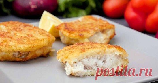 Рыба с хрустящей корочкой
Ингредиенты:
Минтай 500 г
Твердый сыр 100 г
Картофель 2 шт.
Яйцо 2 шт.
Пшеничная мука 5 ст. л.
Лук 1 шт.
Панировочные сухари 3 ст. л.
Лимон 0,5 шт.
Соль по вкусу
Черный перец (молотый) по вкусу
Приготовление:
Картофель натрите на терке, затем слегка отожмите, добавьте тертый лук, сыр, яйца и перемешайте.
Добавьте 2 ст. л. муки, посолите, поперчите и снова перемешайте — кляр готов. Филе рыбы (хека, минтая или любой другой) нарежьте кусочками, посолите, попер