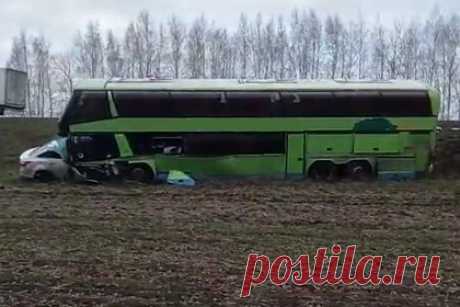 Двое взрослых и ребенок погибли в ДТП с автобусом на российской трассе. Двое взрослых и ребенок погибли в ДТП с участием автобуса, который вез пассажиров из Санкт-Петербурга в Махачкалу. По данным телеканала РЕН ТВ, авария произошла на 339-м километре трассы «Р-22», недалеко от населенного пункта Колобово в Рязанской области. Столкнулись Setra и Ford Focus.