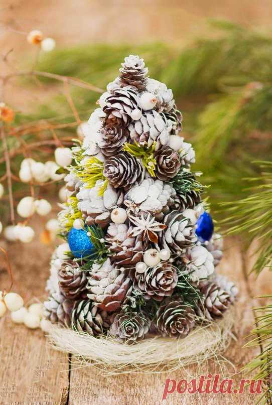 ​Новогодняя ёлочка из шишек: мастер-класс Новогодняя ёлочка из шишек: мастер-классМастерим новогоднюю елочку из шишек, чтобы украсить ею рабочий или кухонный стол для создания приподнятого праздничного настроения.