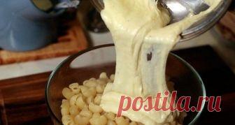 МАКАРОНЫ С СЫРОМ 

ИНГРЕДИЕНТЫ:
● макароны 300 г
● сыр 400
● молоко коровье 450 мл
● мука 60 г
● масло сливочное 50 г
● соль 1/2 ч.л.
● специи по вкусу

ПРИГОТОВЛЕНИЕ:
Подготовить ингредиенты. Первым делом поставить варить макароны: на 100 г пасты необходим 1 л кипятка и 10 г соли. Варить, следуя инструкции на упаковке.Сыр (подойдет полутвердый) натереть на крупной терке. 
В сотейнике растопить сливочное масло, постоянно помешивая лопаточкой. Добавить муку. Хорошо вымешать...