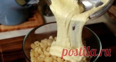 МАКАРОНЫ С СЫРОМ 

ИНГРЕДИЕНТЫ:
● макароны 300 г
● сыр 400
● молоко коровье 450 мл
● мука 60 г
● масло сливочное 50 г
● соль 1/2 ч.л.
● специи по вкусу

ПРИГОТОВЛЕНИЕ:
Подготовить ингредиенты. Первым делом поставить варить макароны: на 100 г пасты необходим 1 л кипятка и 10 г соли. Варить, следуя инструкции на упаковке.Сыр (подойдет полутвердый) натереть на крупной терке. 
В сотейнике растопить сливочное масло, постоянно помешивая лопаточкой. Добавить муку. Хорошо вымешать...