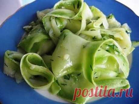 Попробуйте такой замечательный рецептик!
Это удивительное по своему вкусу и приготовлению блюдо я впервые попробовала на пикнике. Одна знакомая угостила нас этой закуской. Естественно, что после первого стола маринованных кабачков в тарелке не осталось совсем, потому что их необычный вкус понравился всем. Потом я приготовила их сама, и снова уже мои знакомые были удивленны вкусом маринованных кабачков.
Пока на рынке еще есть молодые кабачки, очень вам советую поспешить приготовить маринованные
