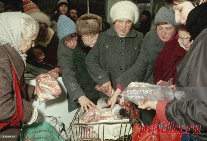 Привычки, которые выдают в вас человека из СССР. 
Так, друзья, сегодня будет интересный пост, который я уже давно хотел написать — про привычки современных людей, которые безошибочно выдают в них граждан бывшего Союза. СССР давно уехал, а вот привыч…