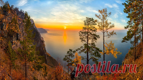 Скачать обои осень, деревья, закат, озеро, скалы, вид, Россия, Озеро Байкал, раздел пейзажи в разрешении 1920x1080