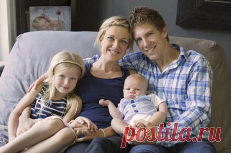 Водитель увидел на обочине окровавленную девочку. Когда он подошел ближе, у него отняло дар речи… ~