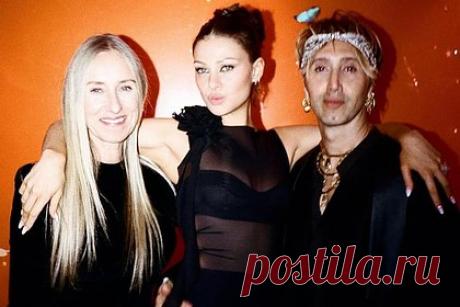 Хейли Бибер и Никола Пельтц вышли в свет в одинаковых прозрачных платьях. Американские модель Хейли Бибер и актриса Никола Пельтц вышли в свет в откровенных нарядах одного бренда. Речь идет о платье вьетнамской марки Fanci модели Obsession черного цвета, которое выполнено из прозрачной ткани, оголяющей тело. Стоимость вещи составляет 350 долларов (23,9 тысячи рублей).