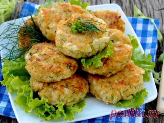 Как приготовить целую кучу вкусных котлет за копейки? Вам потребуется всего…
Как приготовить целую кучу вкусных котлет за копейки? Вам потребуется всего 200–300 г фарша - и целая куча вкусных котлет у вас на столе. Котлеты получаются очень вкусные и сочные, и сложно догадаться, что основной ингредиент в них - не мясо!

Сразу замочим в воде кусочек белого хлеба или батона 

Одну крупную луковицу нарезаем мелкими кубиками 

Одну среднюю морковку натираем на средней терке 

Л...