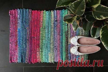 Стильный коврик из старых джинсов и остатков пряжи Очень модный сейчас DIY коврик может украсить ваш дом или стать единственным в своём роде подарком, а также позволит избавиться от отслуживших своё джинсов и ненужной пряжи. Мини-палас можно сделать к...