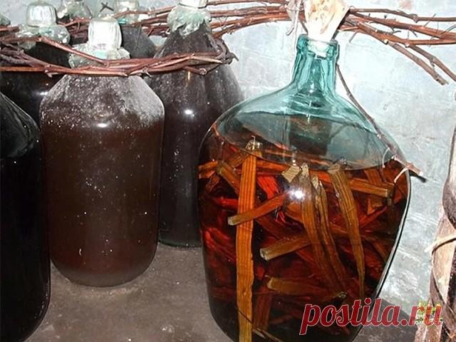 Домашний коньяк — удивите ваших гостей! 
Ингредиенты:

Водка — 3 л
Чернослив — 6 шт.
Гвоздика — 10 шт.
Сахар — 100 г
Сухая заварка чая — 2 ст. л.
Ванилин — 1 пакетик

Приготовление:

1. Все ингредиенты — кроме водки — помещаем в банку, потом их заливаем 3-мя литрами водки.
2. Хорошо взбалтываем и ставим банку в тёмное место на трое суток, при этом, каждые сутки опять таки взбалтываем. Не бойтесь, что он сначала помутнеет.
3. Разливаем получившийся коньяк в красивые бутылки...